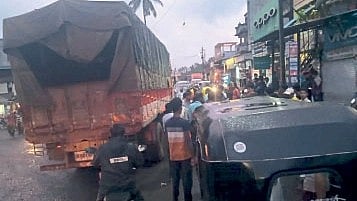 Drunk youth beat truck driver tourists riot in Malkapur police crime kolhapur