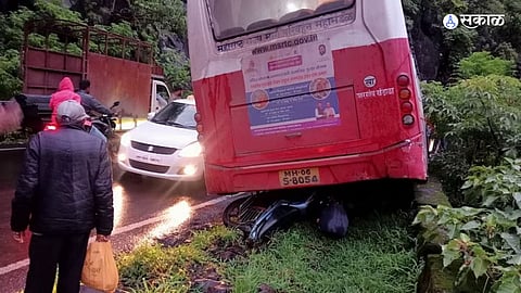 Accident News: २० ते २५ प्रवाशी असलेल्या बसचा ब्रेक फेल झाल्याने अपघात; घटनेत एका महिलेचा मृत्यू