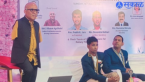 Vikram Agnihotri speaking at Rotary Club lecture. Neighbors Ravindra Shirole etc.