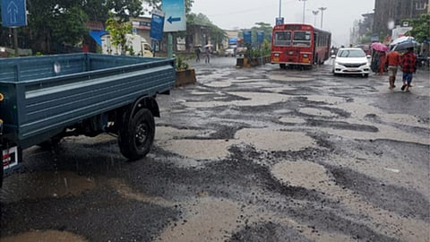 Dombivali Potholes : डोंबिवलीतील खड्डेबळीनंतर मनसे भाजपा आमदार आक्रमक