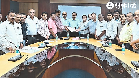 NIMA President Dhananjay Bele and office bearers while presenting the problems in the meeting held on Monday with the MIDC officials