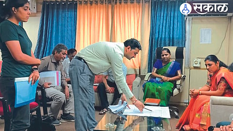 Mayor Jayshree Mahajan, Deputy Mayor Kulbhushan Patil, Commissioner Dr. Vidya Gaikwad and architect Neeraj Mantri while presenting the plan of the auditorium.