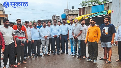 After the entrance of the market committee was opened, vice chairman Uttamrao Khandbahale, director Vinayak Malekar, secretary Arun Kale and shopkeepers.
