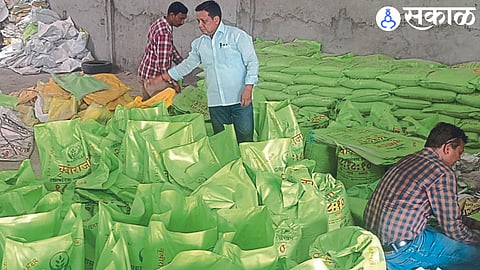 Dhule Fake Fertilizer Case : कृषी पथकातर्फे सोनगीरच्या केंद्राची तपासणी; खानदेशात लोण