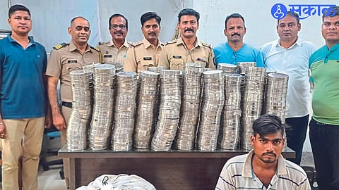 Police inspector Jaipal Hire and team along with suspect Sagar Gaikwad
