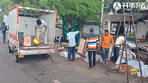 Vendors self-removal of shop materials on road in front of Civil Hospital during encroachment clearance operation