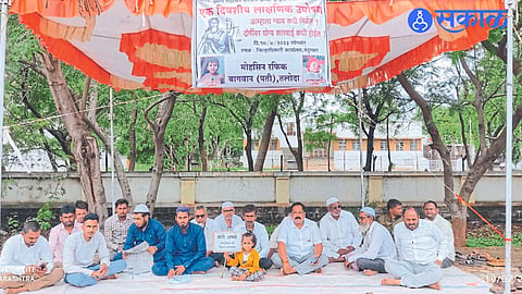 Alleging woman died due to wrong treatment by doctor family members went on one day fast in front of collector office nandurbar news