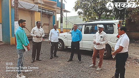 While informing the farmers about the facilities of the District Bank, the Divisional Officer D. K. Jagtap