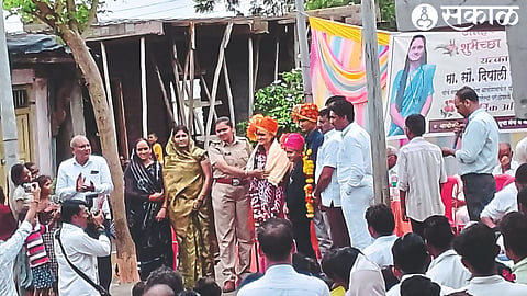While felicitating Deepali Patil, Sub-Inspector Chhaya Patil, Rahul Randhe, Sub-Inspector Hemant Khairnar, Anil Gujar etc.