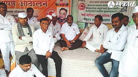 Former MP Raju Shetty visited and supported the ongoing agitation by the Farmers' Struggle Organization and the Farmers' Coordination Committee which has been going on for 50 days in front of the hospital.