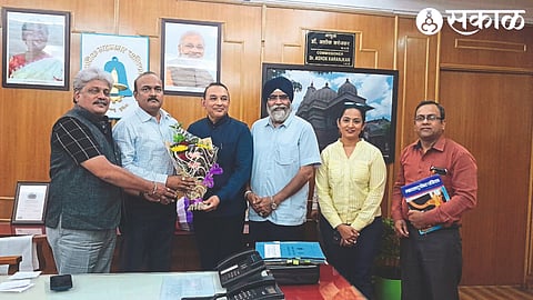 Municipal Commissioner Dr. Maharashtra Chamber Vice President Kantilal Chopra welcoming Ashok Karanjkar.