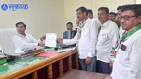 A farmer giving a statement to District Officer Jitendra Patil regarding wildlife management.