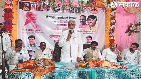 Guardian Minister Dada Bhuse speaking at a worker meeting. MP Hemant Godse, Kashinath Mengal, Mithun Raut etc. on the platform