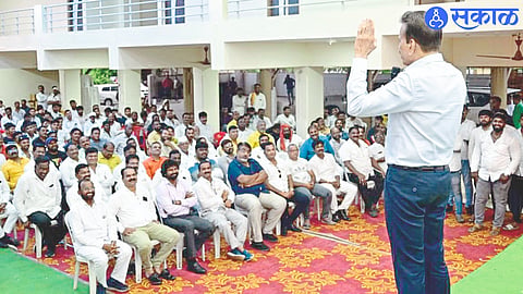 Minister Girish Mahajan guiding the workers along with corporators in Dhule. In the second photo, MP Dr. Subhash Bhamre and Minister Mahajan.