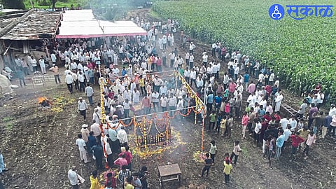 Crowd present at the funeral of former MLA Gulabrao Patil.