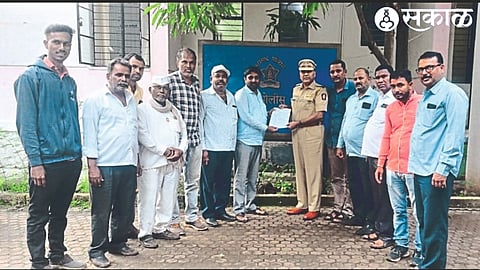 Yogesh Bhandare and the unjust farmers of the taluk while honoring Durgesh Tiwari who tried to get justice by presenting a strong side regarding the fraud of farmers in Niphad taluka.