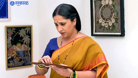 aai kuthe kay karte madhurani prabhulkar emotional after see fan gift wall painting
