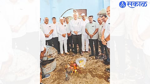 Dilip Khaire, Jaydutt Holkar, Balasaheb Lokhande, Harishchandra Bhawar, Vilas Gore etc. during the trial of 16 village water supply scheme.