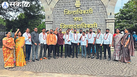 Officials of the Swarajya Sangathan while announcing in front of the Collector's Office with onion garlands around their necks.