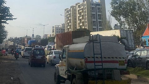 Pune Car tire burst highway Vadgaon Budruk flyover incident Warje queues vehicles towards Dukkar Khindi