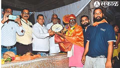 Ramdas Darade, District Chief of Shiv Sena Kunal Darade while felicitating the president of the board in the main immersion procession.
