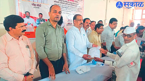 While allotting forest belts Guardian Minister Dr. Vijayakumar Village, Neighbor Bharat Village