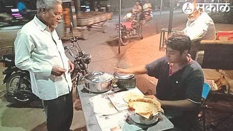 Sahil Khalil Ahmed selling roti at Mushawarat Chowk in Malegaon.