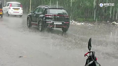 Mumbai Rain Updates : कल्याण-डोंबिवलीला पावसाने झोडपलं; रेल्वे ट्रॅकवर पाणी साचल्याने जनजीवन विस्कळीत
