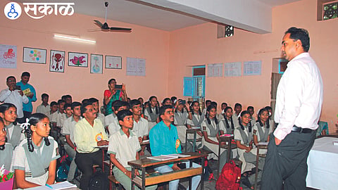 Teachers Day : जिल्हाधिकारी तास घेतात तेव्हा... सार्वजनिक विद्यालयात शिक्षक दिनानिमित्त साधला संवाद