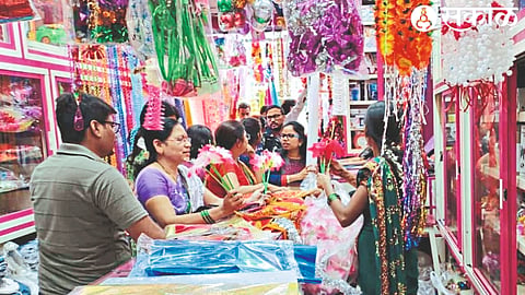 A crowd gathered to buy goods and Ganesha idols for Ganapati Bappa's Aras