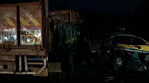 Accident News: चालकाचे नियत्रंण सुटलं अन् भरधाव ट्रक रिक्षावर उलटला, भीषण अपघातात चार जणांचा मृत्यू, ४ जण जखमी