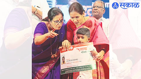 Union Minister of State for Health Dr. while distributing health cards to children at the inauguration of PM Vishwakarma Yojana. Bharti Pawar, neighbor MLA Devyani Farande