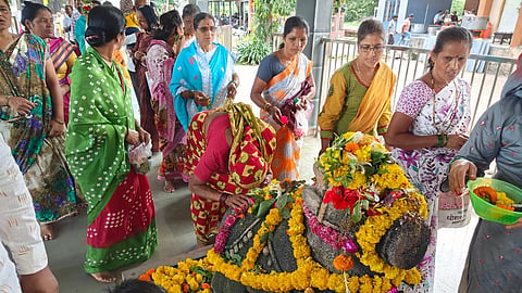 Last Shravan Somvar 2023 devotee at Pandava-era Tamneshwar Temple Manchar