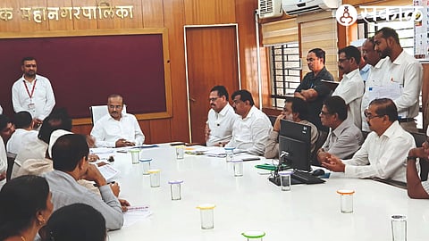 Municipal Commissioner Dr. Sudhakar Badgujar, Babanrao Gholap and staff in discussion with Ashok Karanjkar.