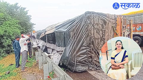 woman doctor died on spot after Eicher overturned dhule accident news