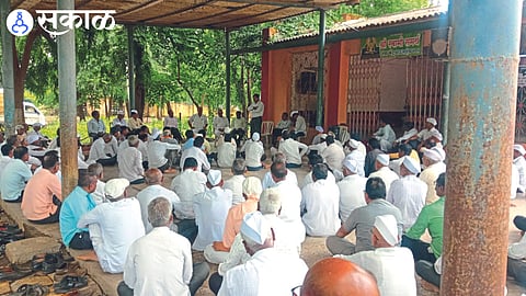 The chain hunger strike continued on Tuesday for the workers of Niphad Cooperative Sugar Factory to get the outstanding dues.