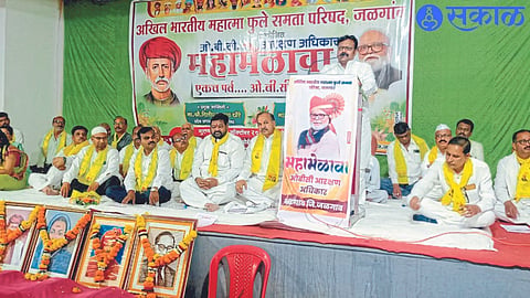 Balasaheb Kardak while guiding the OBC gathering. dignitaries present on the dais.