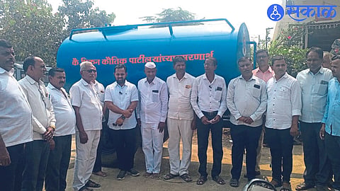 Rohan Patil, Bhagwat Patil, Haroon Deshmukh etc. while inaugurating the tanker.