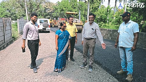 Commissioner Dr. while inspecting the road work. Vidya Gaikwad Neighbor City Engineer Chandrakant Songire, Health Officer Uday Patil etc.