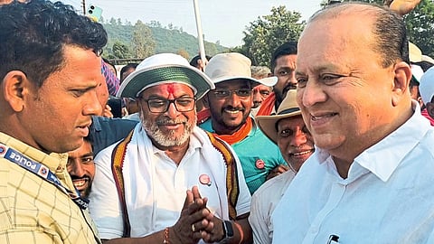 Hasan Mushrif and Raju Shetti met on Kapshi-Murgud Route