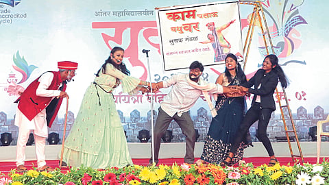 Jalgaon Yuvarang Festival : मातीतून साकारली आई, ‘वेस्टर्न’वर रॉक करणारी तरुणाई! युवारंगचा जल्लोष शिखरावर
