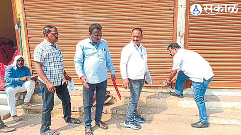 the Municipal Corporation team while sealing the arrears of the market committee.