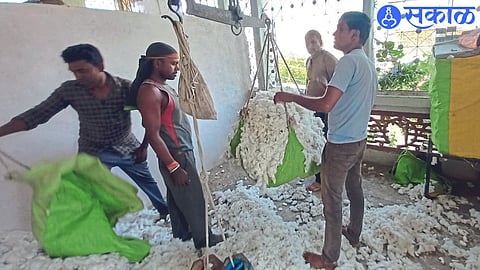 Farmers selling cotton.