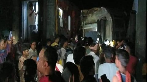Bihar Train Accident:बिहारमध्ये मोठी रेल्वे दुर्घटना ! मोठ्या जीवितहानीची शक्यता, ७ ते ८ डब्यांचं नुकसान