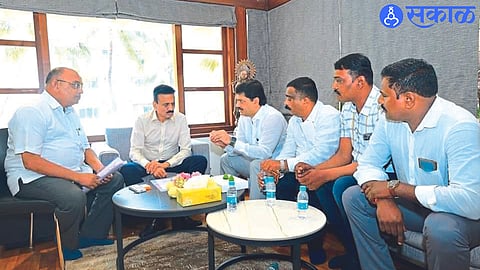Members of the delegation discussing the amount of banana crop insurance with Rural Development Minister Girish Mahajan.