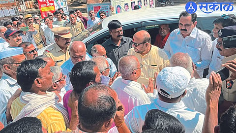 Guardian Minister Gulabrao Patil and Minister Anil Bhaidas Patil while discussing with farmers.