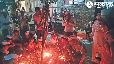 After the skull worship, the marriage ceremony begins. Marriage during skull worship.