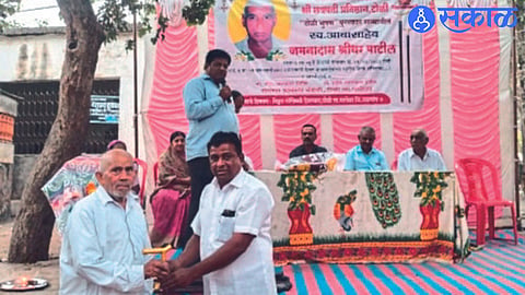 While distributing Aadhaar Kathi, Ravindra Patil, Dr. Villagers with Prithviraj Patil.