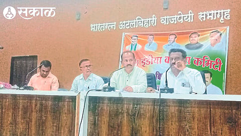 Parag Pashte, Provincial President of Congress Kisan Division, while giving information in a press conference about Kisan Samvad Padayatra. Neighboring State Secretary Devaji Chaudhary etc.
