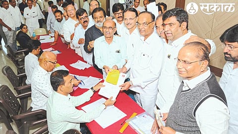 Former director of 'Namco' Lalit Modi, Vasant Gite, Sohanlal Bhandari, Ajay Brahmecha, Vijay Sane, Hemant Dhatrak, Prashant Dive, Ranjan Thackeray and other members present while filing application form for Nashik Merchant Bank election.